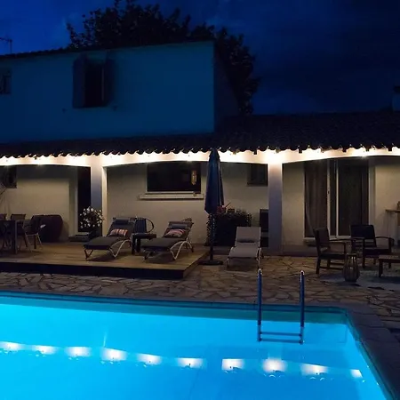 Hotel Maison Du Sud, Grande Piscine Avec Cigales 4*